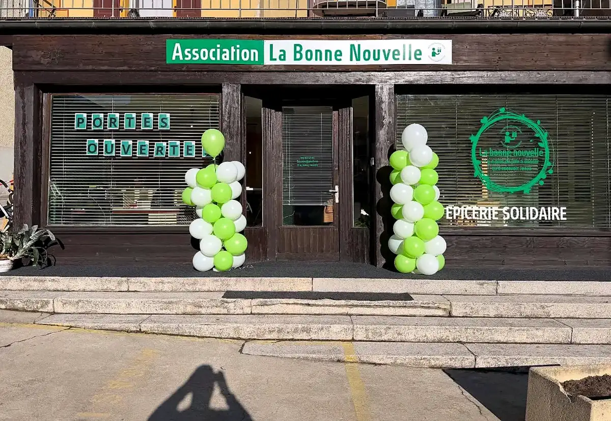 Façade de l’épicerie solidaire La Bonne Nouvelle à Sierre, portes ouvertes