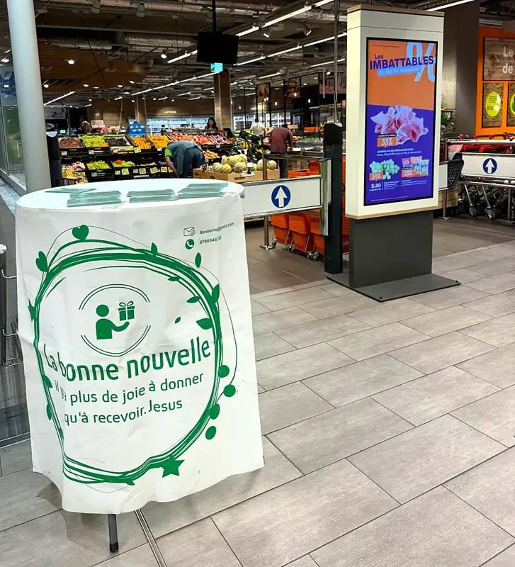 Stand de collecte La Bonne Nouvelle à l’entrée d’un supermarché